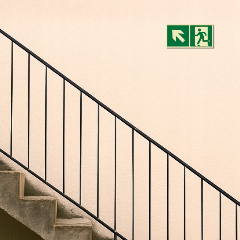 Znak PPOŻ Wyjście Ewakuacyjne w Lewo w Górę 15x30cm PCV fotoluminescencyjna