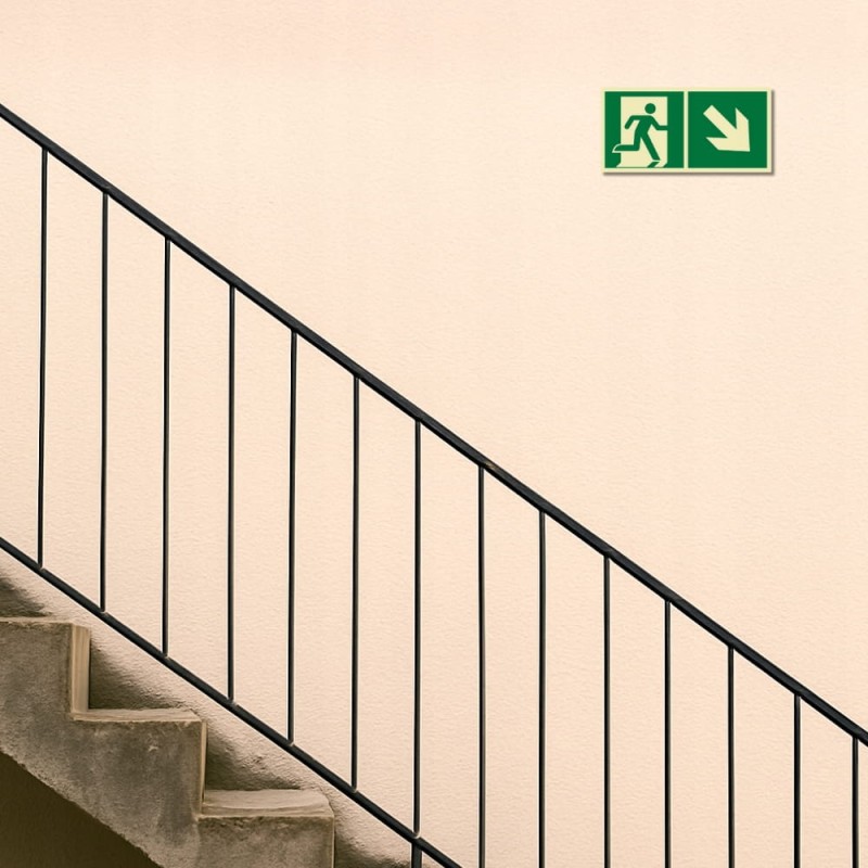 Znak PPOŻ Wyjście Ewakuacyjne w Prawo w Dół 15x30cm PCV fotoluminescencyjna