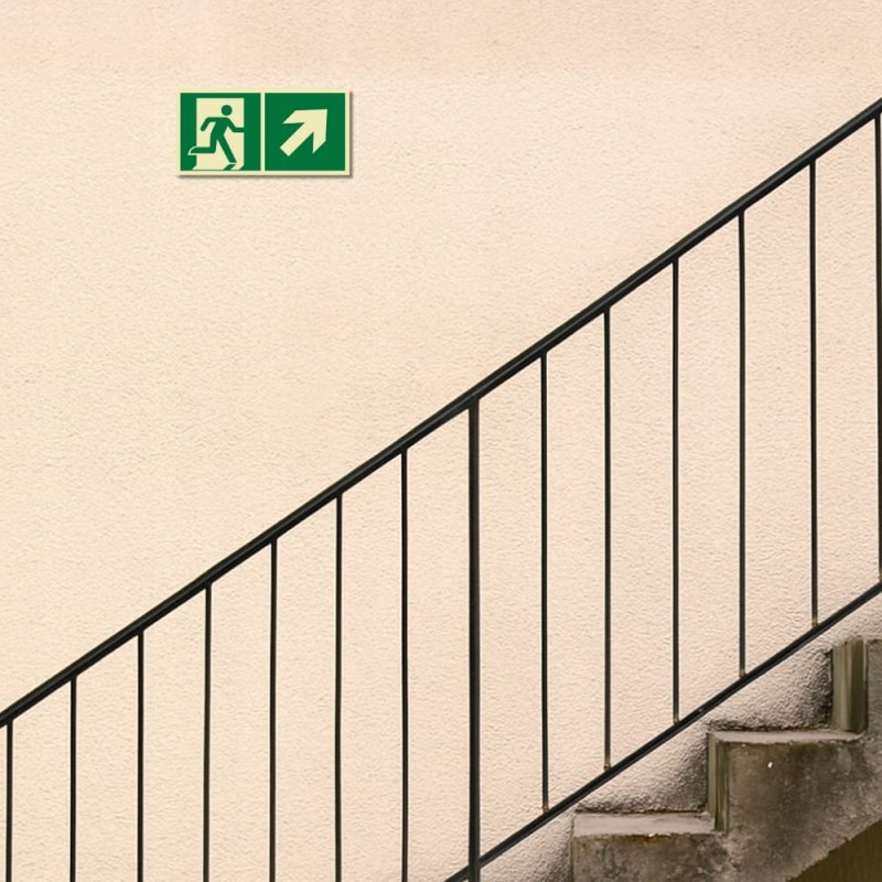 Znak PPOŻ Wyjście Ewakuacyjne w Prawo w Górę 15x30cm PCV fotoluminescencyjn