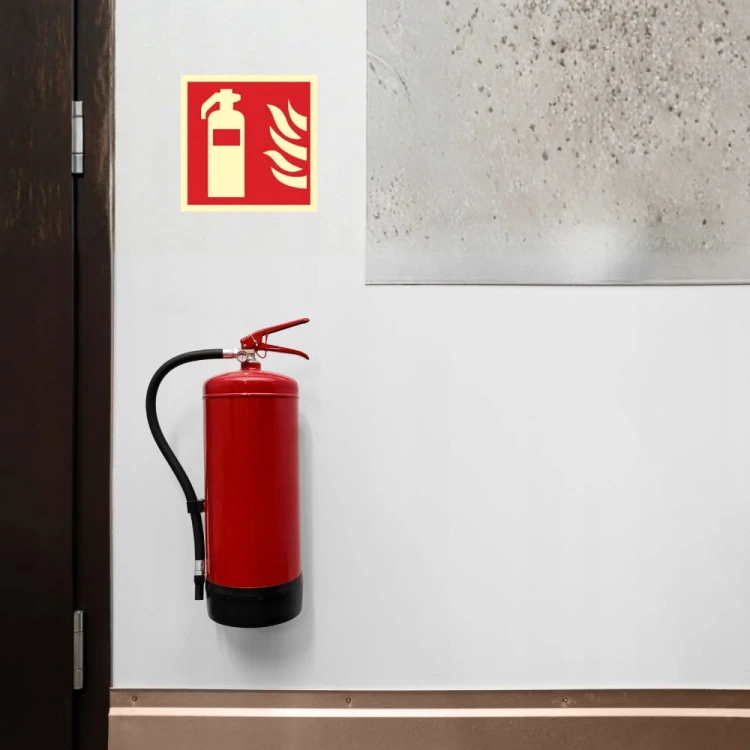 Znak ochrony PPOŻ Gaśnica ISO 7010 15x15 cm płyta PCV fotoluminescencyjna