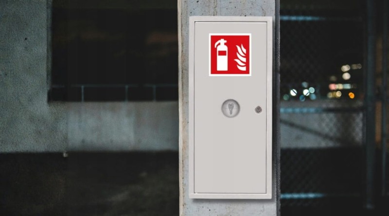 Szafka Ochronna na Gaśnicę 6kg 6L 4kg 2kg Nadtynkowa Metalowa Biała + Znak