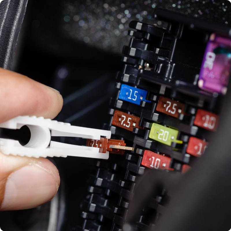 Zestaw Zasobnik Zapasowych Żarówek H4 12v 55W Komplet Bezpieczników 30szt