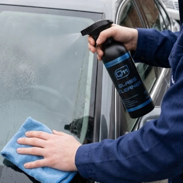 Q11 Profesjonalny Płyn Do Mycia Szyb Ekranów Bez Smug 750ml z Atomizerem
