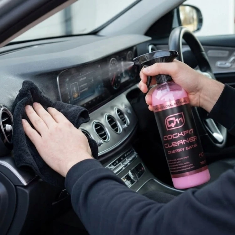 Q11 CHERRY Preparat do pielęgnacji kokpitów 750 ML SATYNA Z ATOMIZEREM